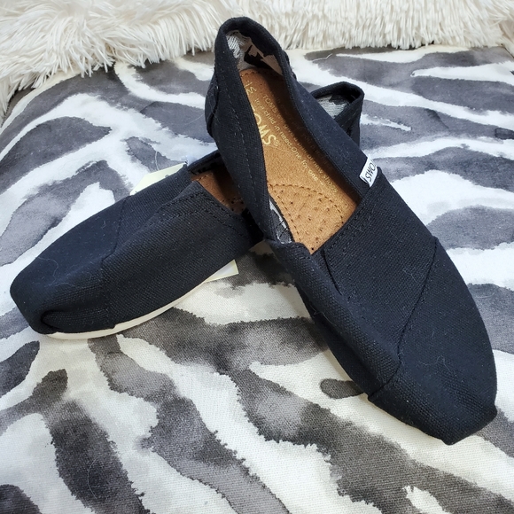 (SOLD) TOMS Animal Print Canvas Slip ons - Picture 6 of 15